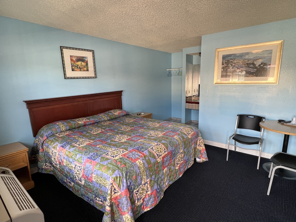 Deluxe Inn LA - photo 3