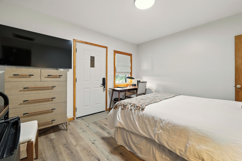 Hillside Motel LLC - photo 76