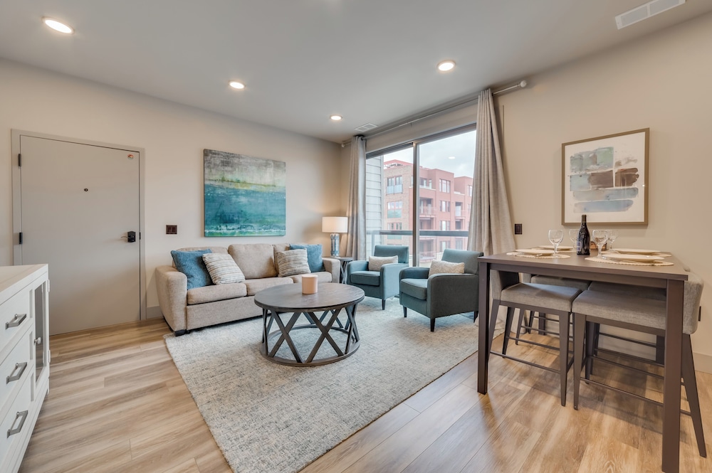 Walk Everywhere Central Traverse City Condo — 4-Star Luxury Hotel in Traverse City, United States