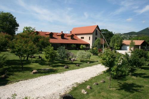 Malomdűlő Farmház - carbon neutral hotel in Pilisborosjeno