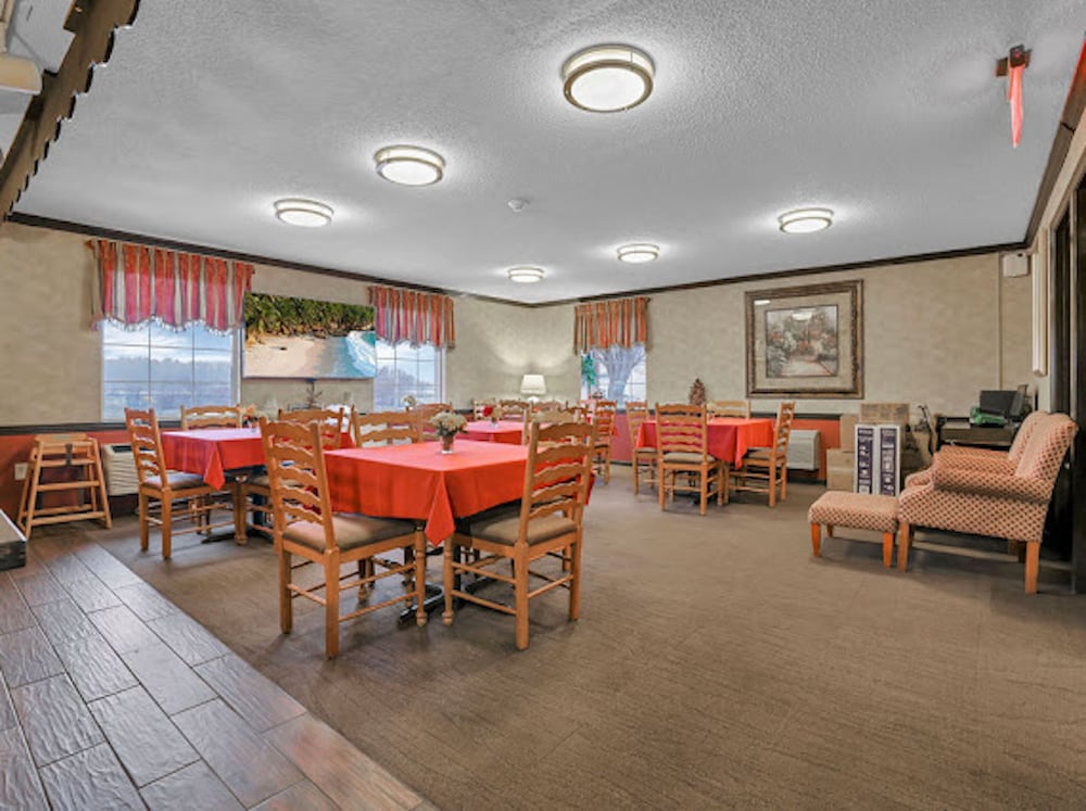 Red Roof Inn Uhrichsville - photo 25