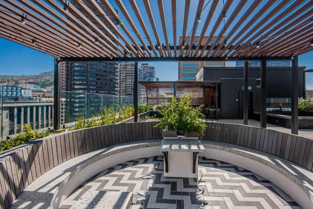 City Bowl Apartment with Rooftop Pool