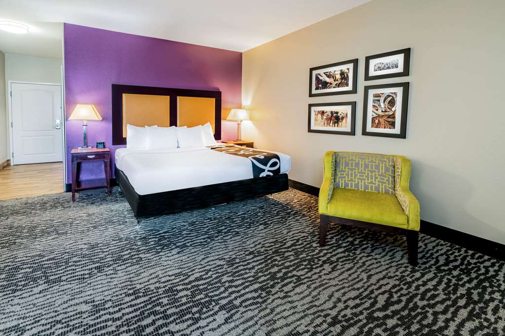 La Quinta Inn & Suites by Wyndham DFW Airport West Bedford - photo 17