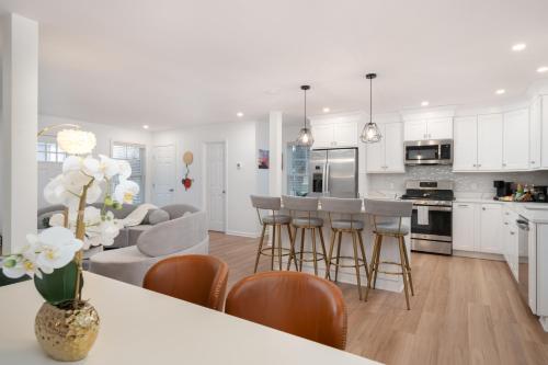 Upscale 4BR Retreat at the Reservoir — 4-Star Luxury Hotel in Bridgeport, United States