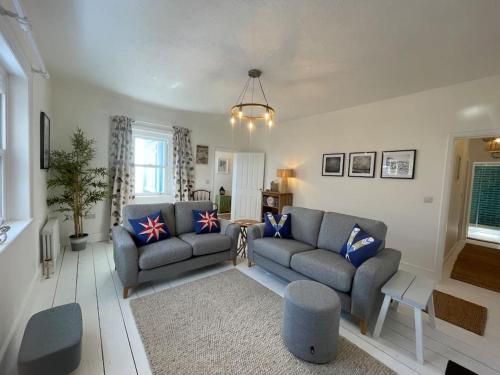 Top Deck Fresh stylish seaside apartment — 4-Star Luxury Hotel in Ventnor, United Kingdom