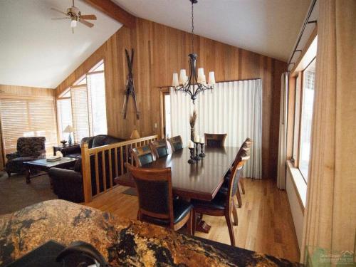 16 Yellow Pine — 4-Star Luxury Hotel in Sunriver, United States