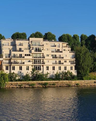 Residences Grande Jatte Face Seine Suites Luxe 52m2 a 97m2 Hopital Americain a 600m in Neuilly-Sur-Seine, France