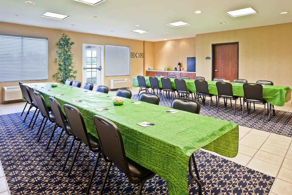Holiday Inn Express Hotel & Suites Paragould by IHG - photo 37