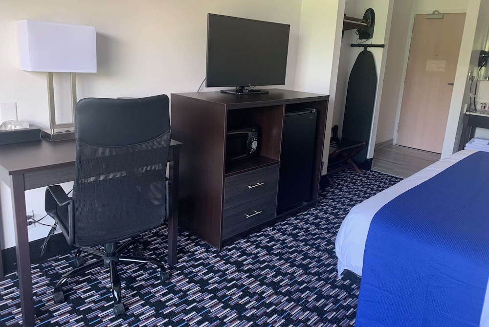 Baymont by Wyndham Charlotte University - photo 26
