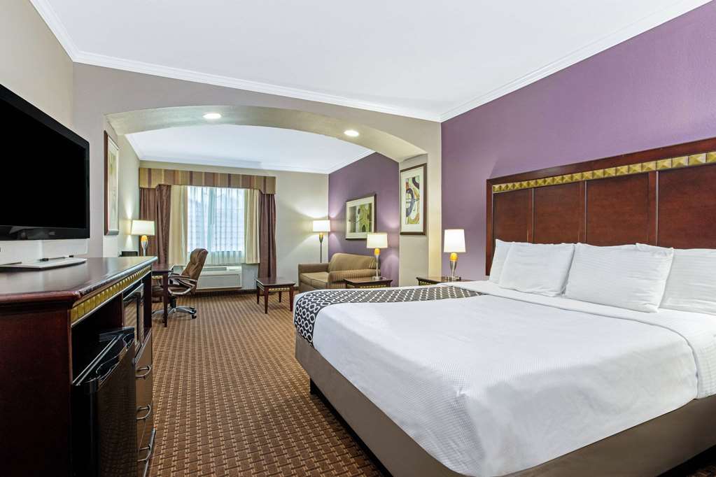 La Quinta Inn & Suites by Wyndham Cleburne - photo 20