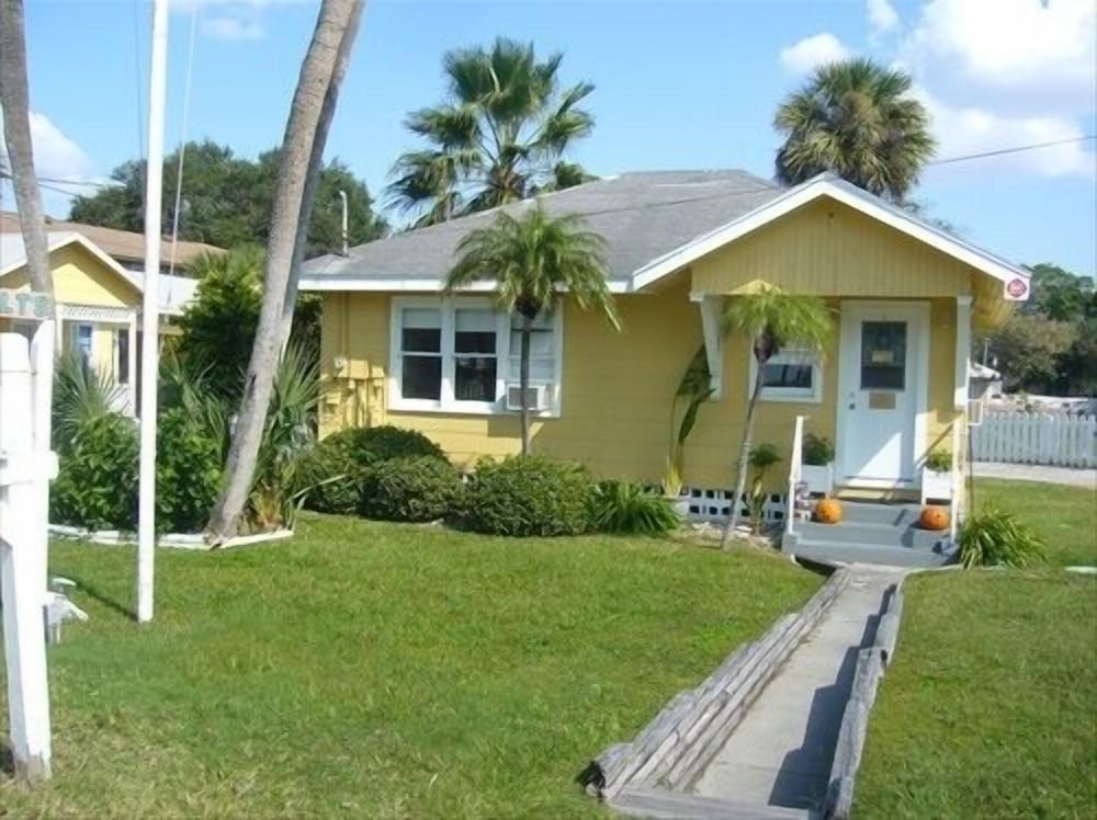 Sunshine Cozy Cottages — hotel in Indian Rocks Beach