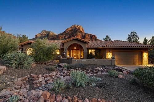 Mammoth Rock Lodge New Family Home REMODELED 2 Hot Tubs & Game Room — 4-Star Luxury Hotel in Sedona, United States