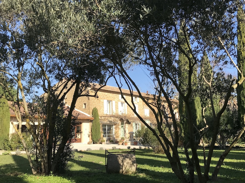 Fontaine des Magnarelles — hotel in Althen-Des-Paluds