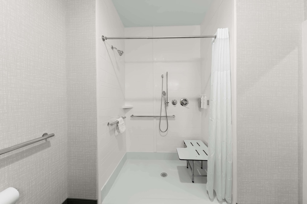 Hampton Inn & Suites by Hilton Sherman - photo 11