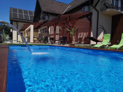 Villa Balifornia — 4-Star Luxury Hotel in Balatonboglar, Hungary