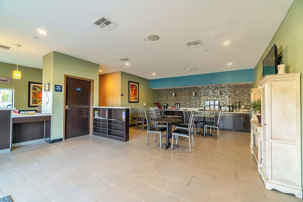 Moulton Inn & Suites By OYO Near Shiner TX - photo 3