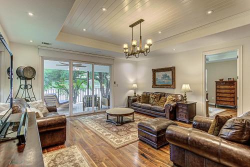 Lakefront Stay for 12 with Private Ramp Dock & Views — 4-Star Luxury Hotel in Kingsland, United States