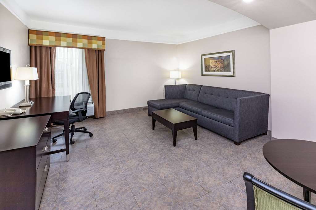 La Quinta Inn & Suites by Wyndham Pharr RGV Medical Center - photo 32