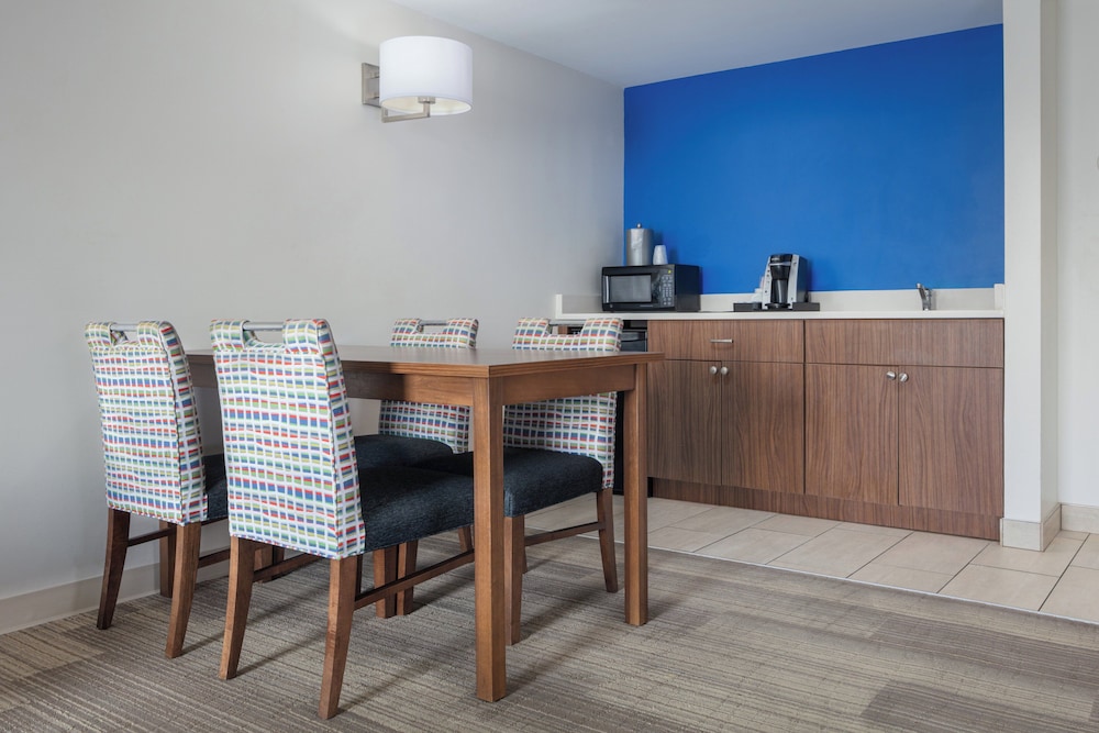 Holiday Inn Express & Suites Newport News by IHG - photo 8