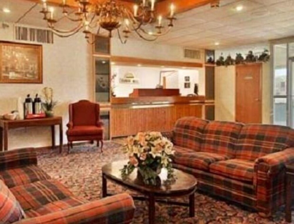Macomb Inn - photo 2