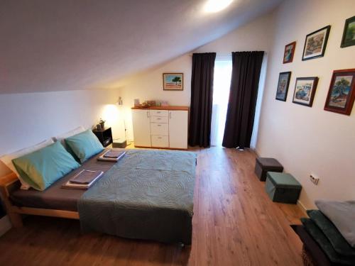 Centrally located 3 Bedroom Holiday House O'Live with private garden — 4-Star Luxury Hotel in Marina, Croatia