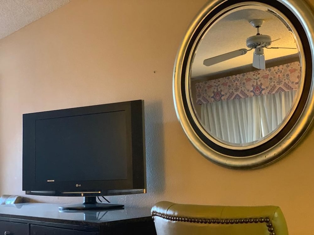 Calipatria Inn And Suites - photo 5