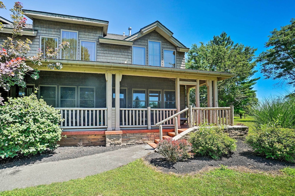 Conneaut Lake Home with Yard half Mi to BeachandPark — 4-Star Luxury Hotel in Conneaut Lakeshore, United States