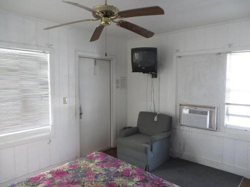 Royal Palms Motel - photo 5
