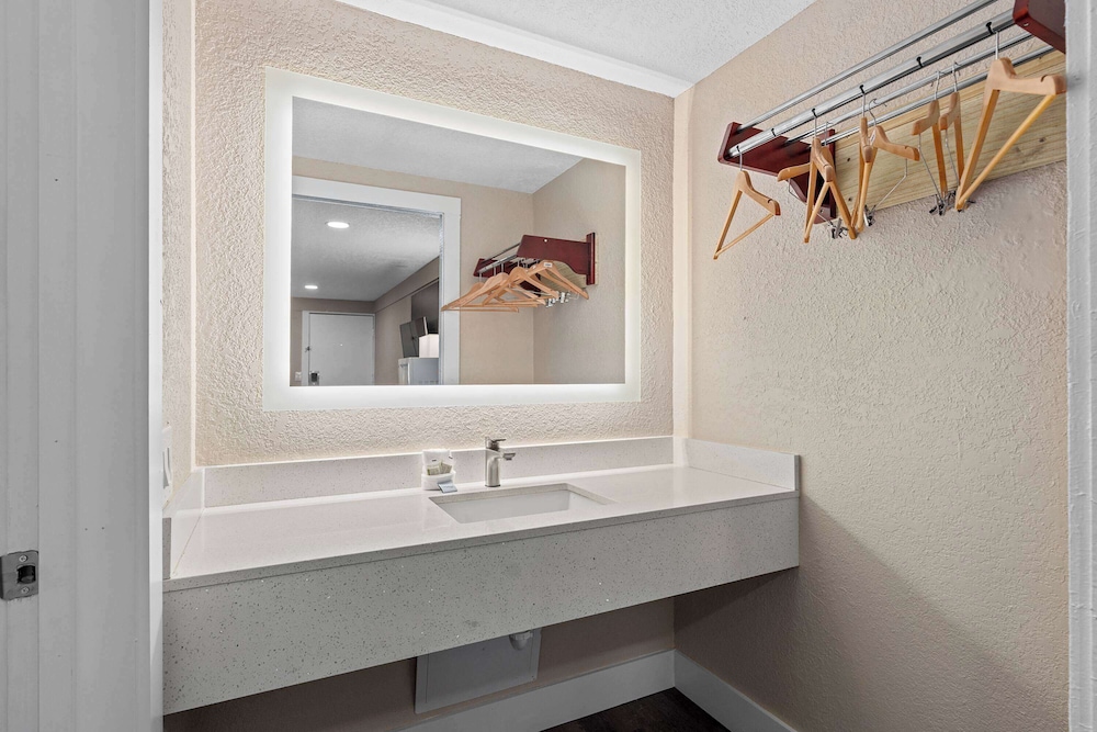 Super 8 by Wyndham Kissimmee Orlando - photo 34