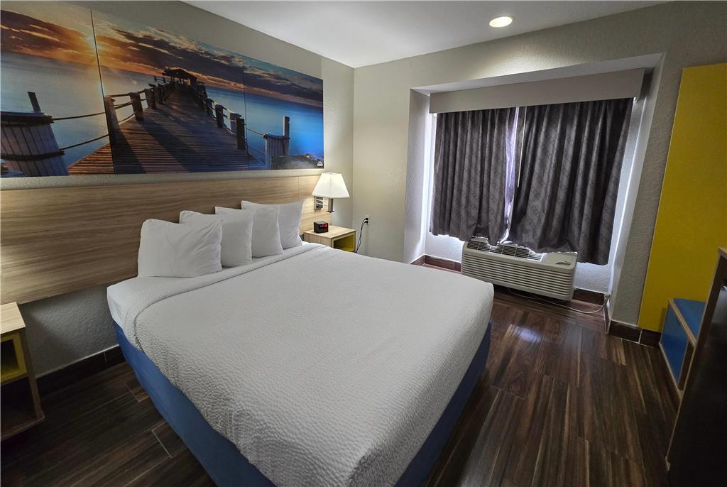 Days Inn & Suites by Wyndham Tampa Raymond James Stadium - photo 50
