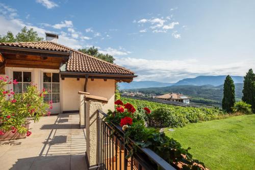 Weingut Lieselehof Apt Rosengarten — 4-Star Luxury Hotel in Caldaro Sulla Strada Del Vino, Italy