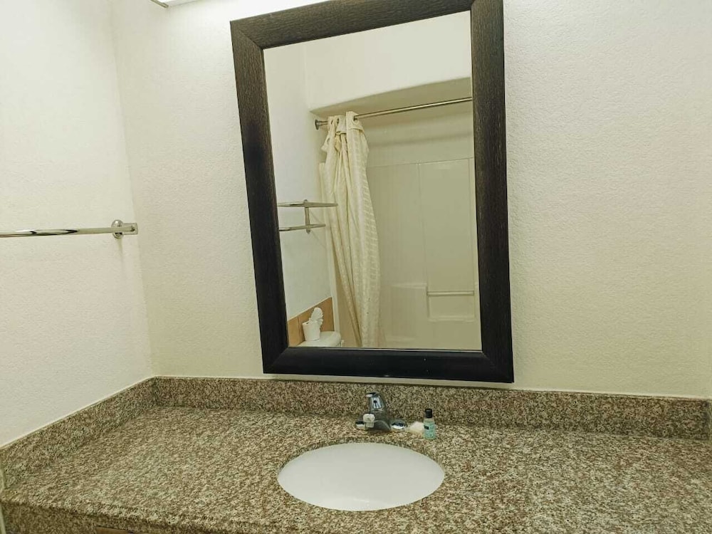 Capital O Deluxe Inn Channelview Houston I 10 - photo 21