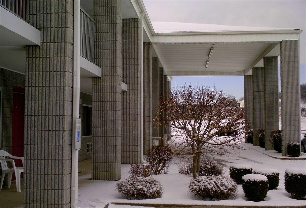 Campton Parkway Inn - photo 36