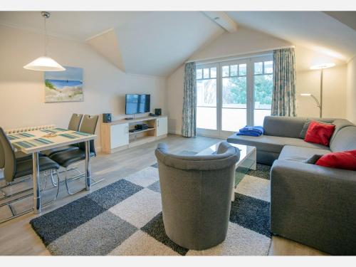 Dünenpark Binz Komfortplus Ferienwohnung mit 1 Schlafzimmer und Balkon im Dachgeschoss 246 — 4-Star Luxury Hotel in Ostseebad Binz, Germany
