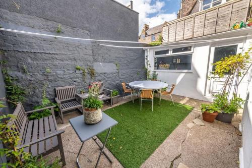 Lovely main door 1 bedroom holiday flat with patio — 4-Star Luxury Hotel in Stonehaven, United Kingdom