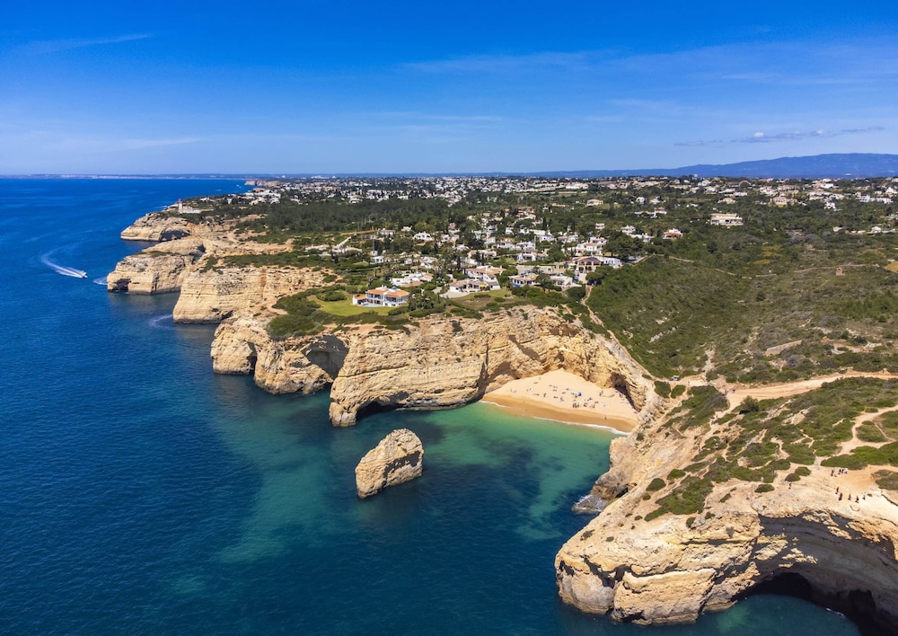 Apartment with beautiful terrace sea views — 4-Star Luxury Hotel in Lagoa, Portugal