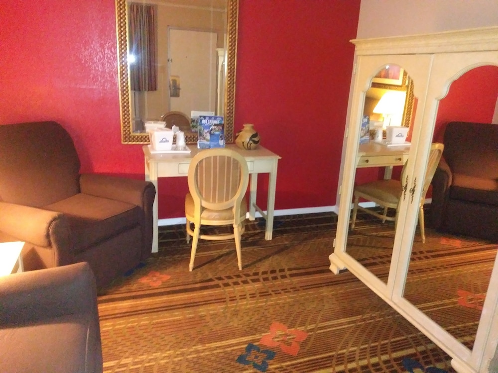 Days Inn by Wyndham Hot Springs - photo 10