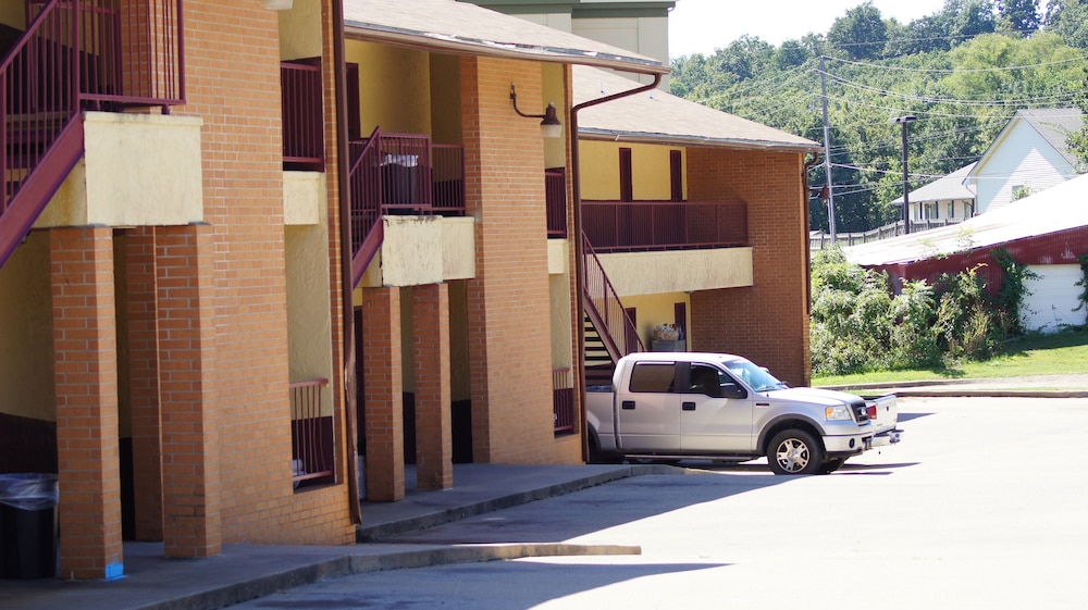 Holiday Lodge & Suites - photo 20