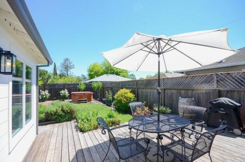 Cottage Sonoma Historic Plaza Includes Wine Tasting Passport — 4-Star Luxury Hotel in Sonoma, United States