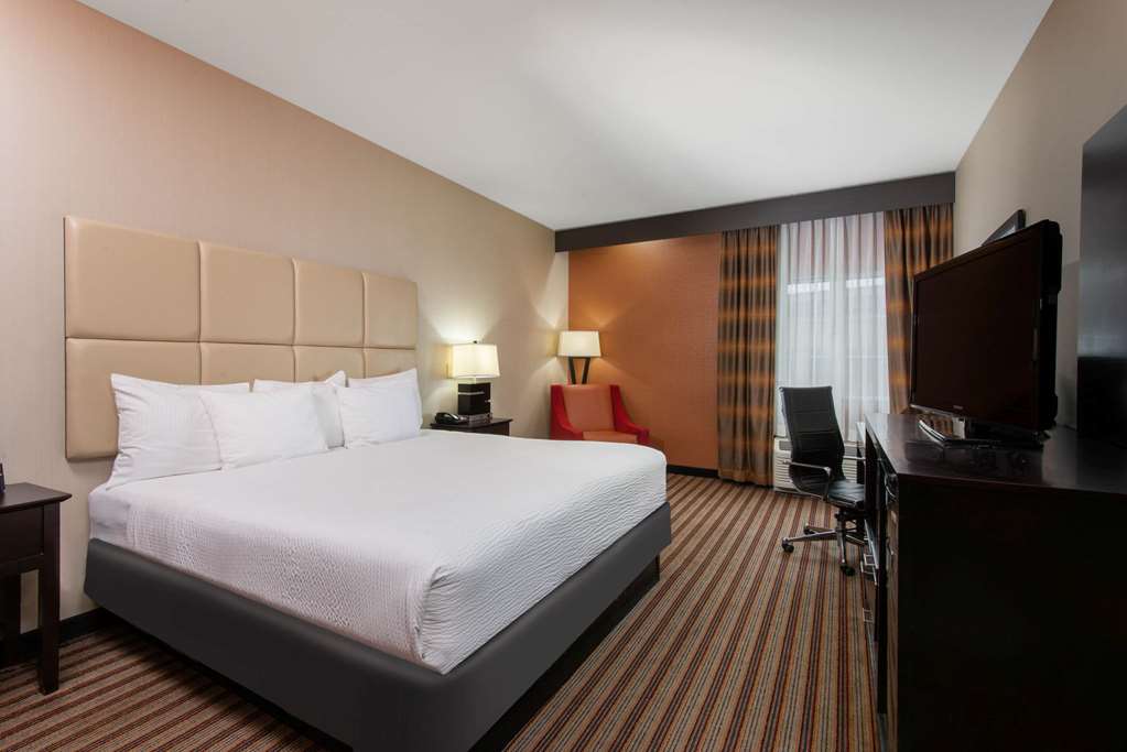 La Quinta Inn & Suites by Wyndham Harrisburg Hershey - photo 16