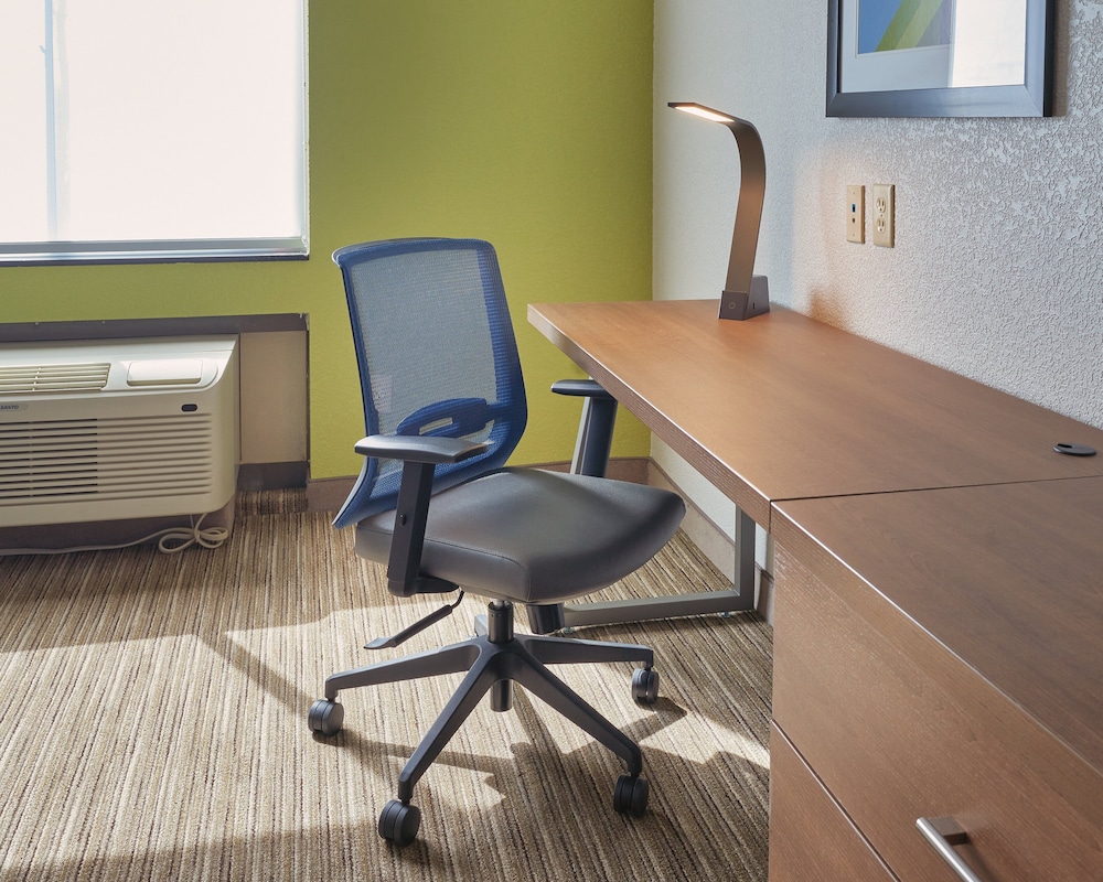Holiday Inn Express & Suites Akron Regional Airport Area - photo 15