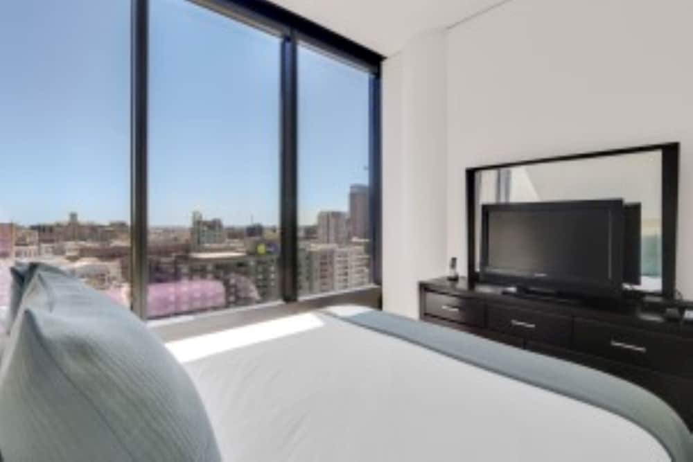 Global Luxury Suites at Figueroa Street - photo 3
