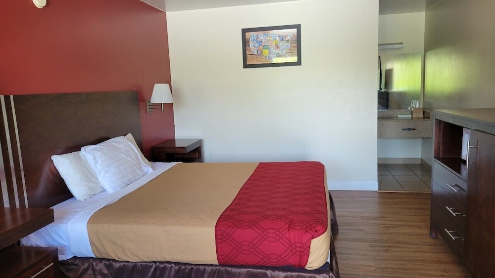 Econo Lodge Northeast - photo 9