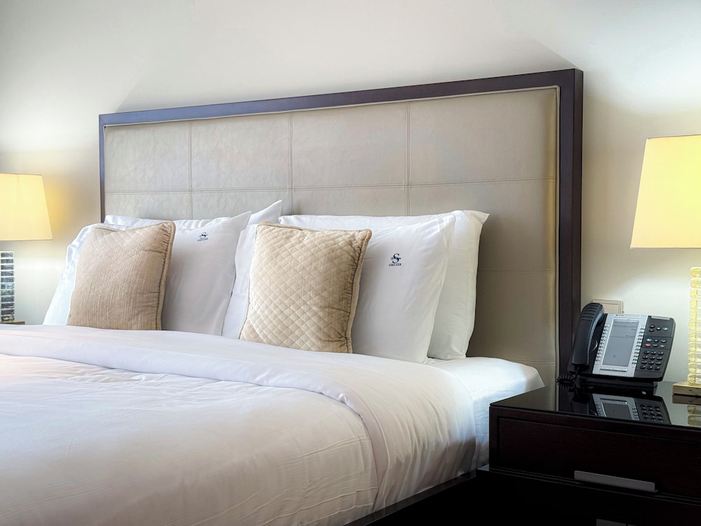 Scenic Views & Top Amenities Address — 4-Star Luxury Hotel in Dubai, United Arab Emirates