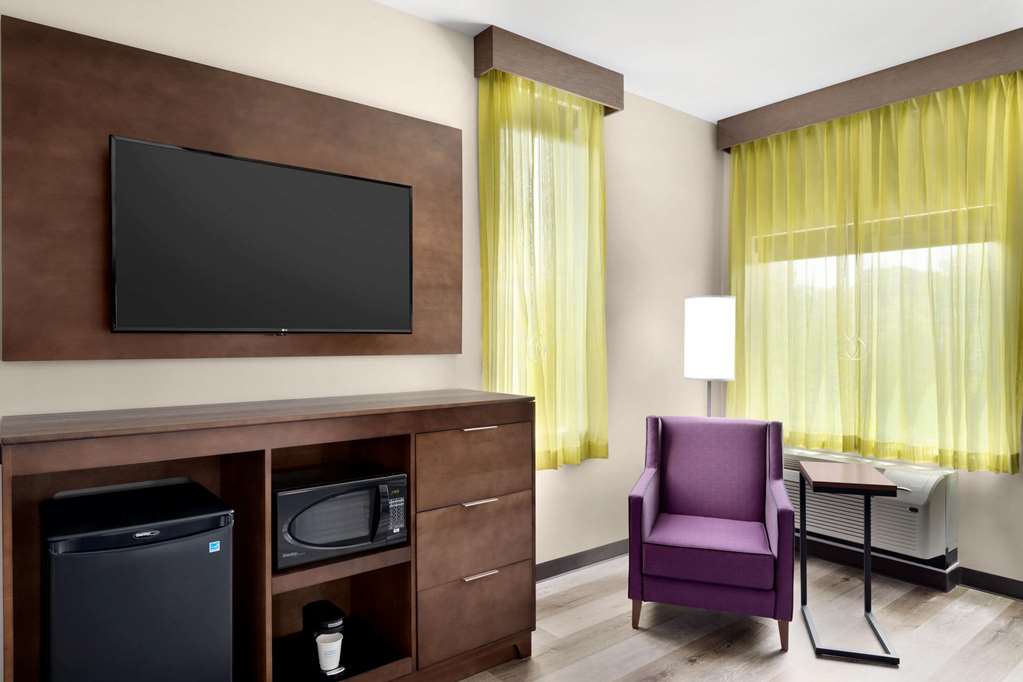 La Quinta Inn & Suites by Wyndham Braselton - photo 37