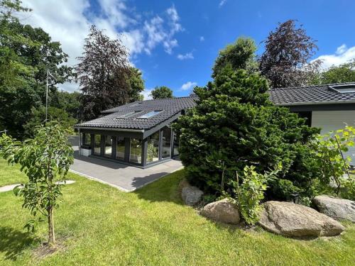 Gemütliches Haus zwischen Förde und Golfplatz — 4-Star Luxury Hotel in Heikendorf, Germany
