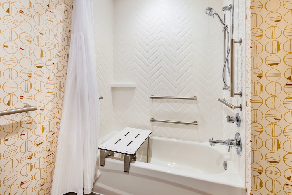 Holiday Inn & Suites Toledo Southwest Perrysburg by IHG - photo 20