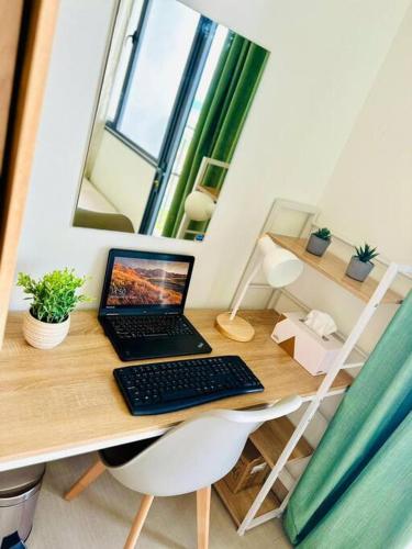 Cozy 1BR at Shore 2 with balcony — 4-Star Luxury Hotel in Manila, Philippines