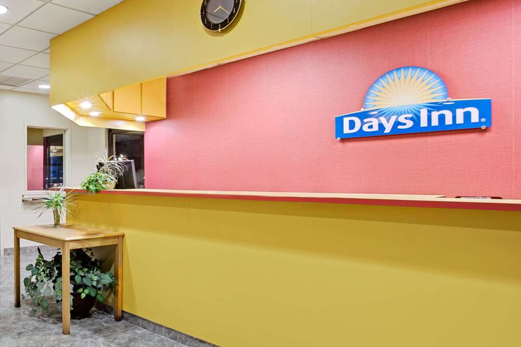 Days Inn by Wyndham Bradenton Near the Gulf - photo 3