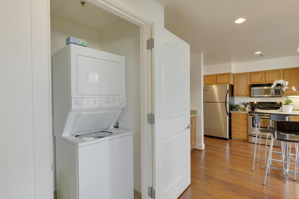 Spacious Downtown Location great for work and relaxing - photo 21